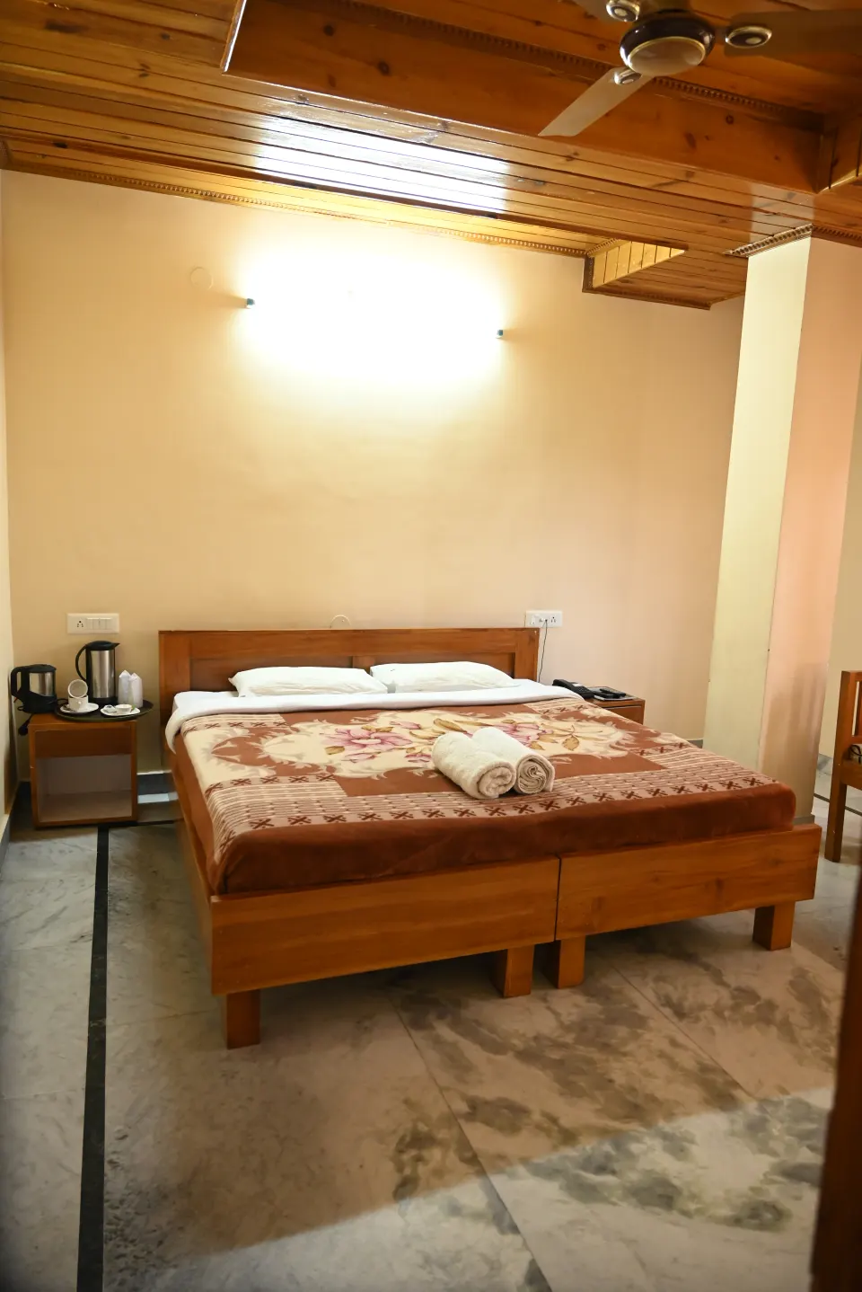 Super Deluxe Room bed with bedside lamps